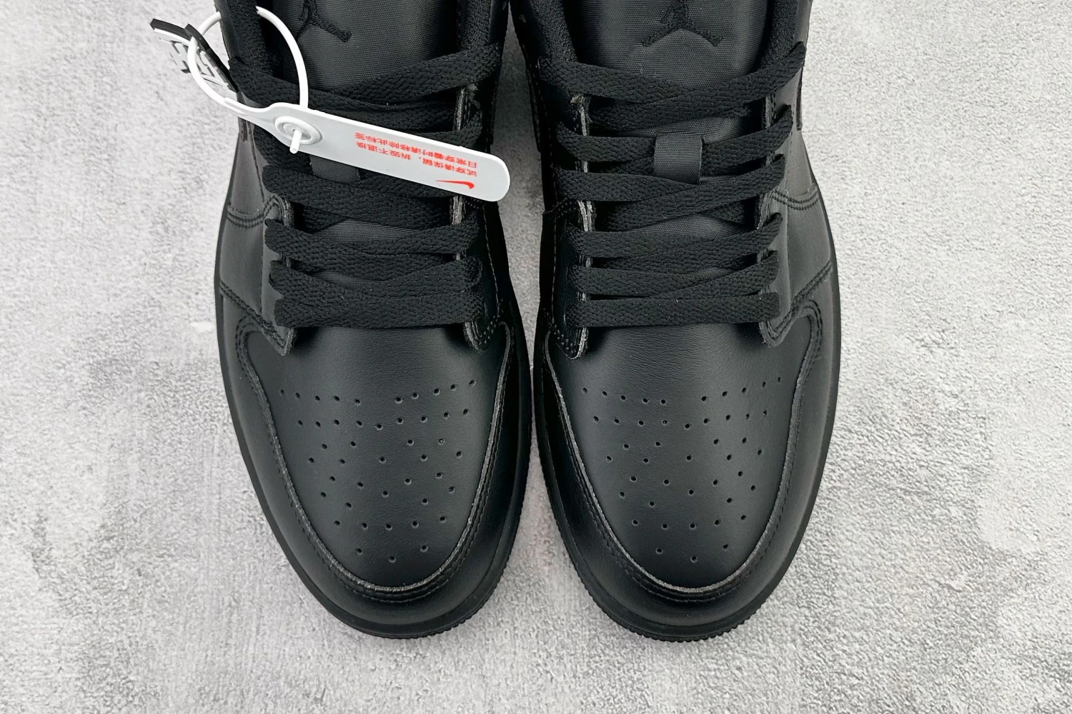 Jordan Low Sneaker – Triple Black