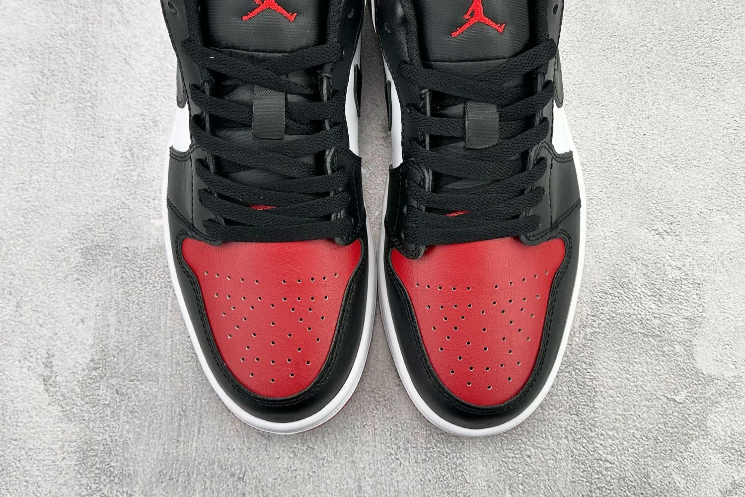 Jordan Low Sneaker – Black, Grey & Red