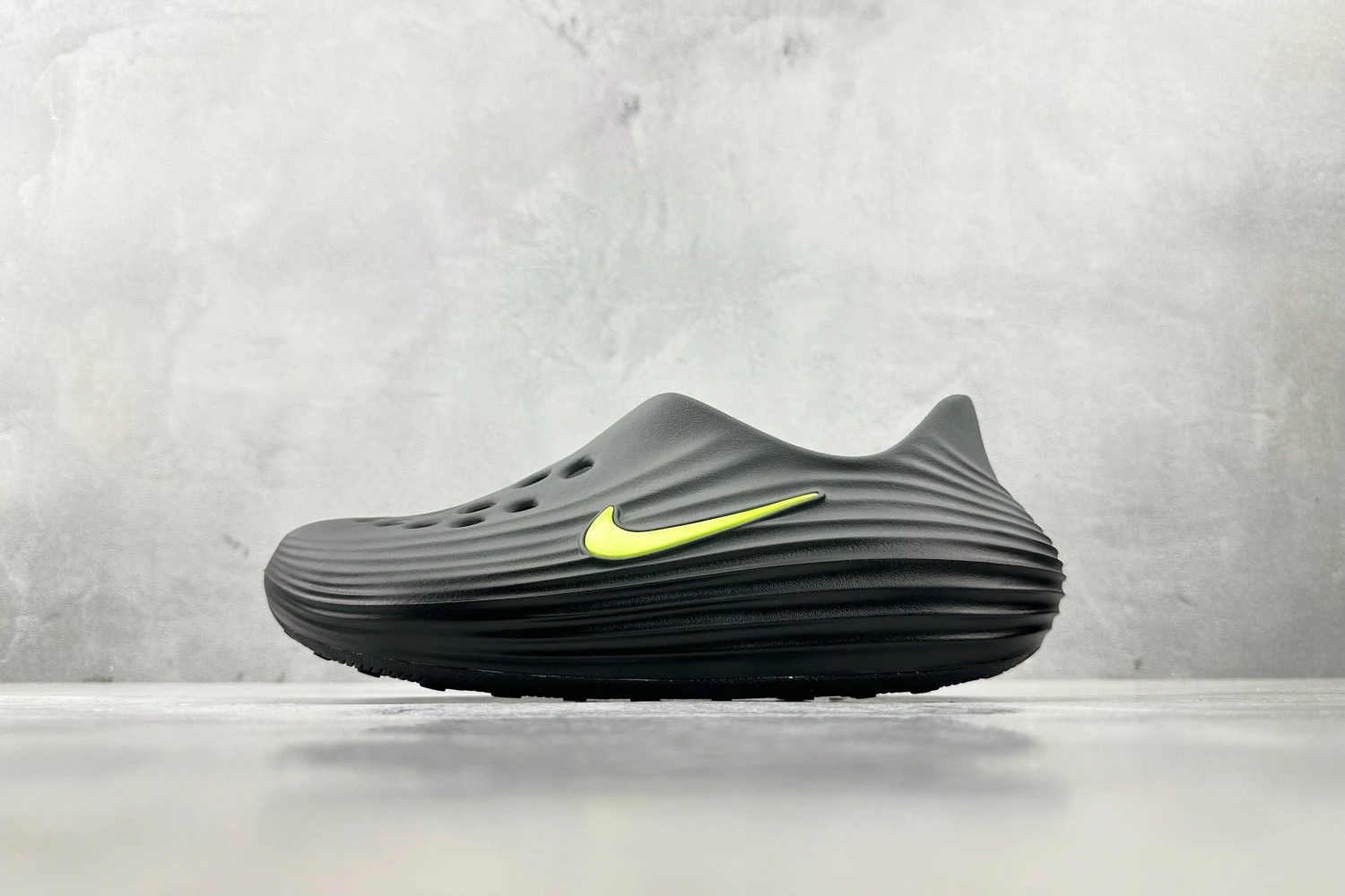 Nike Calm Mule – Dark Grey & Volt Greenni