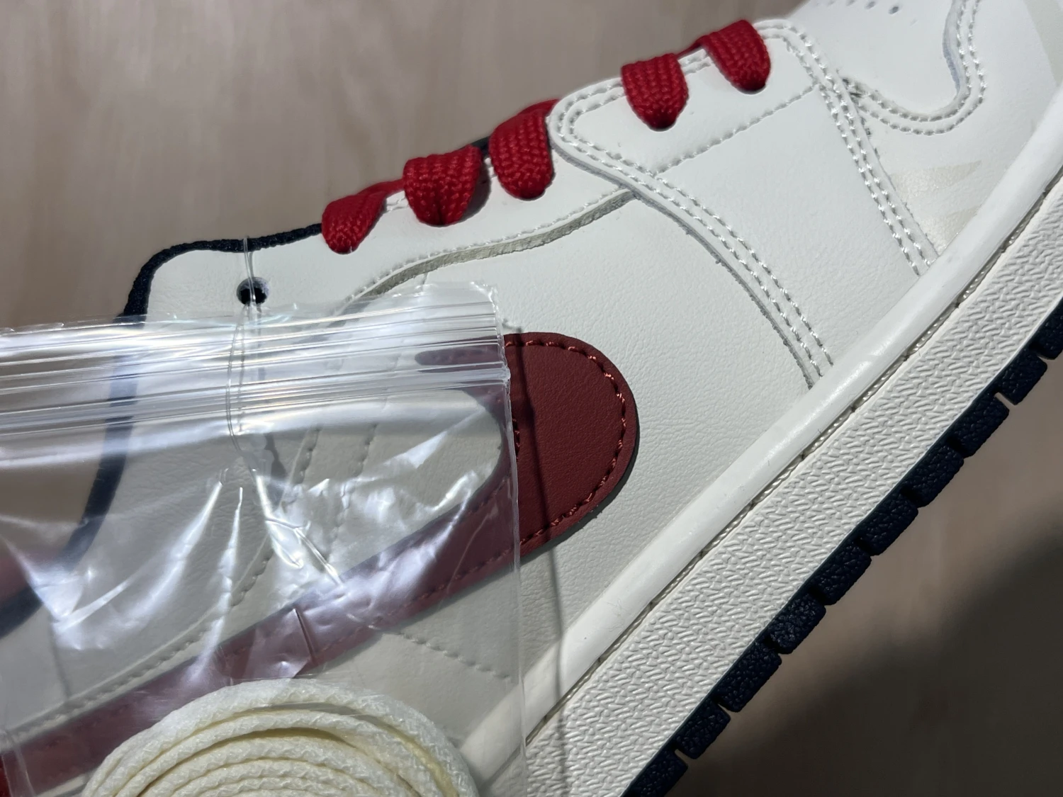 Air Jordan 1 Low White Red Sneaker – Classic Streetwear Edition