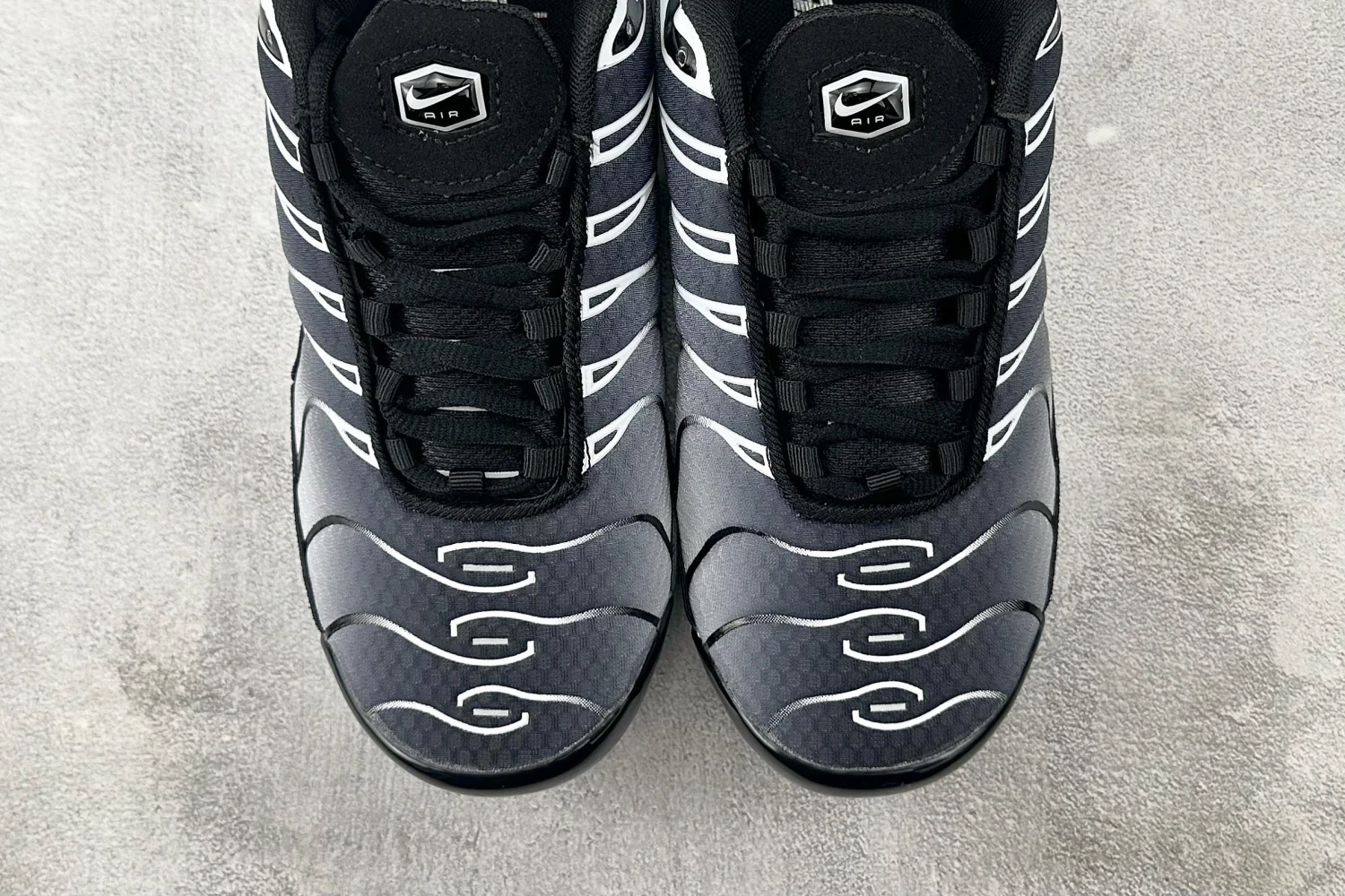 Nike Air Max Plus TN – Black / Charcoal Grey / White