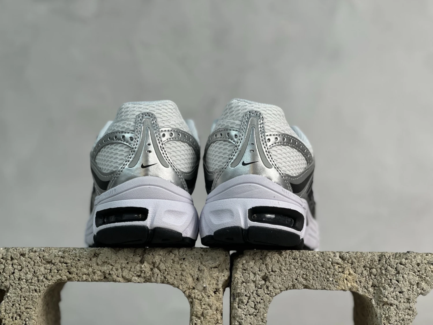 Nike Air Max Moto 2K – White, Metallic Silver & Black