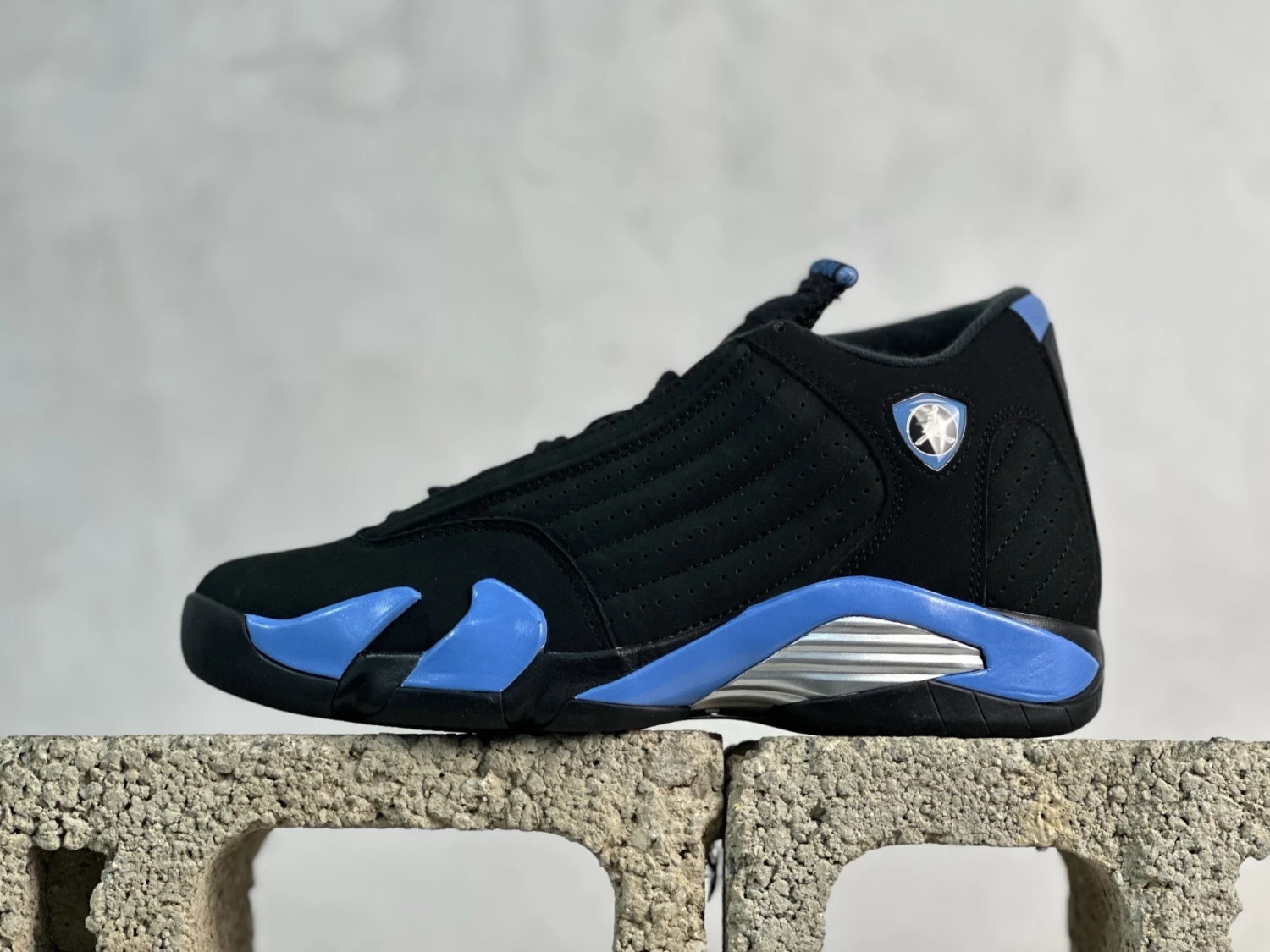 Air Jordan 13 Retro – Black & University Blue Performance Sneakers
