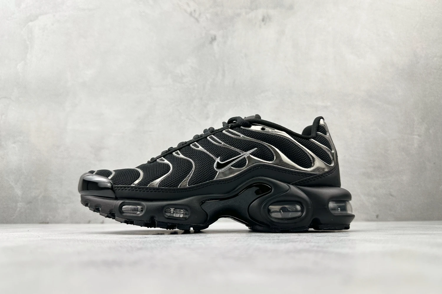 Nike Air Max Plus TN – Black & Silver