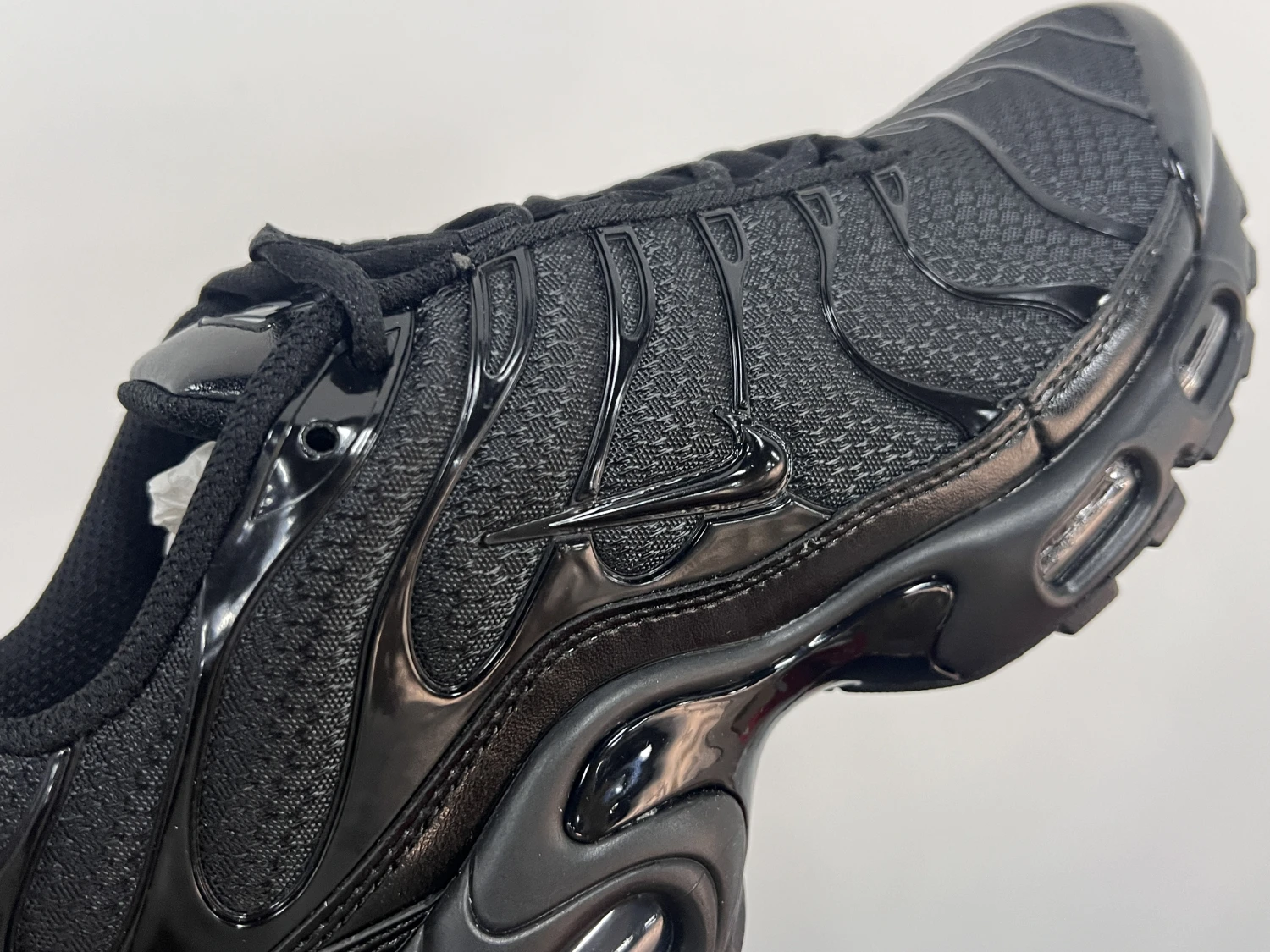 Nike Air Max Plus Triple Black Sneakers – Premium Tuned Air All Black Streetwear Running Shoes