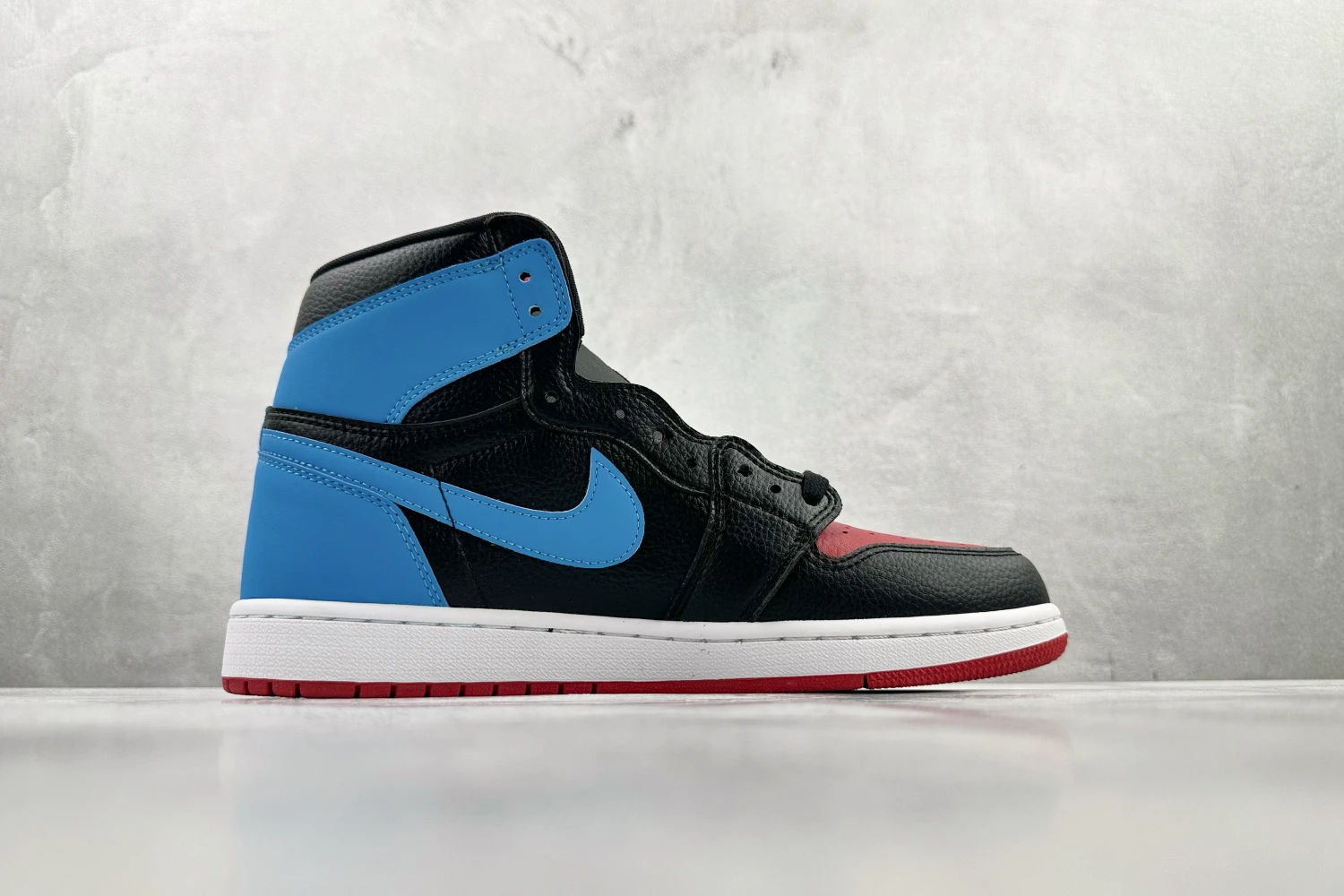 Nike Air Jordan 1 High Bred Toe Sneaker