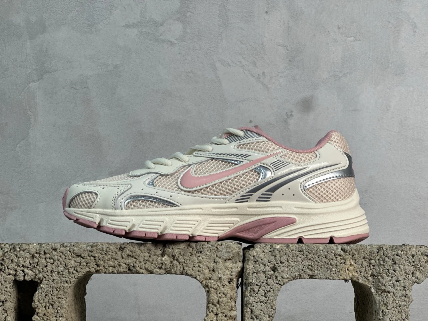 Nike Vomero 20 Running Shoes – White, Pink & Silver