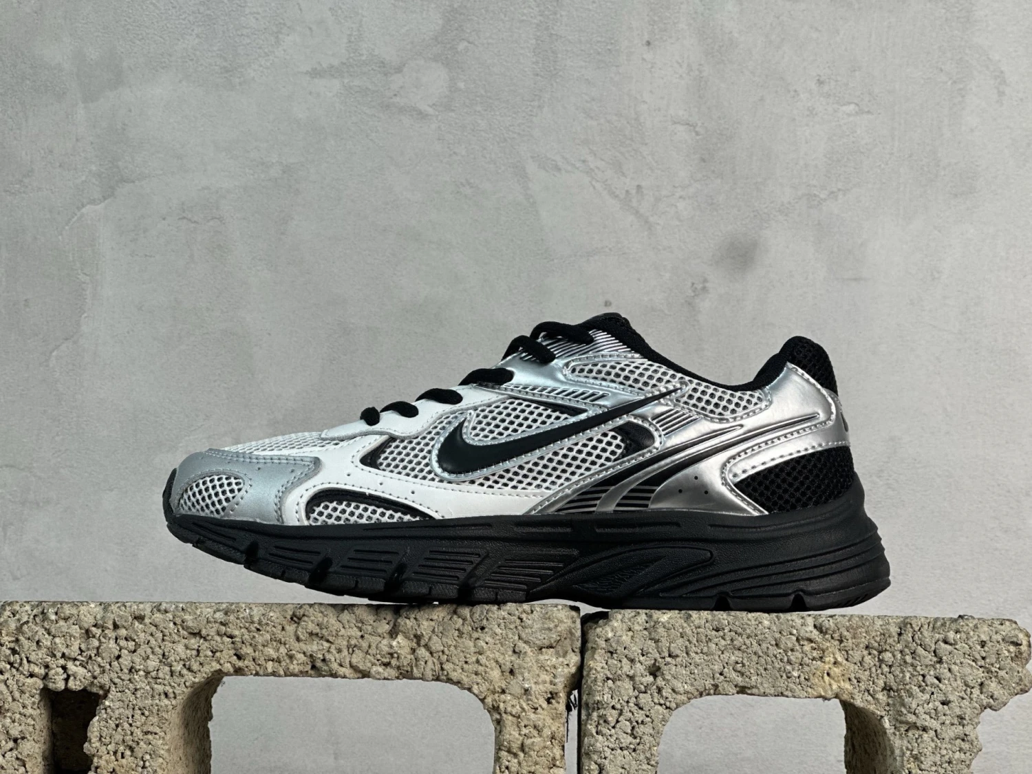 Nike Vomero 20 Running Shoes – White, Black & Silver
