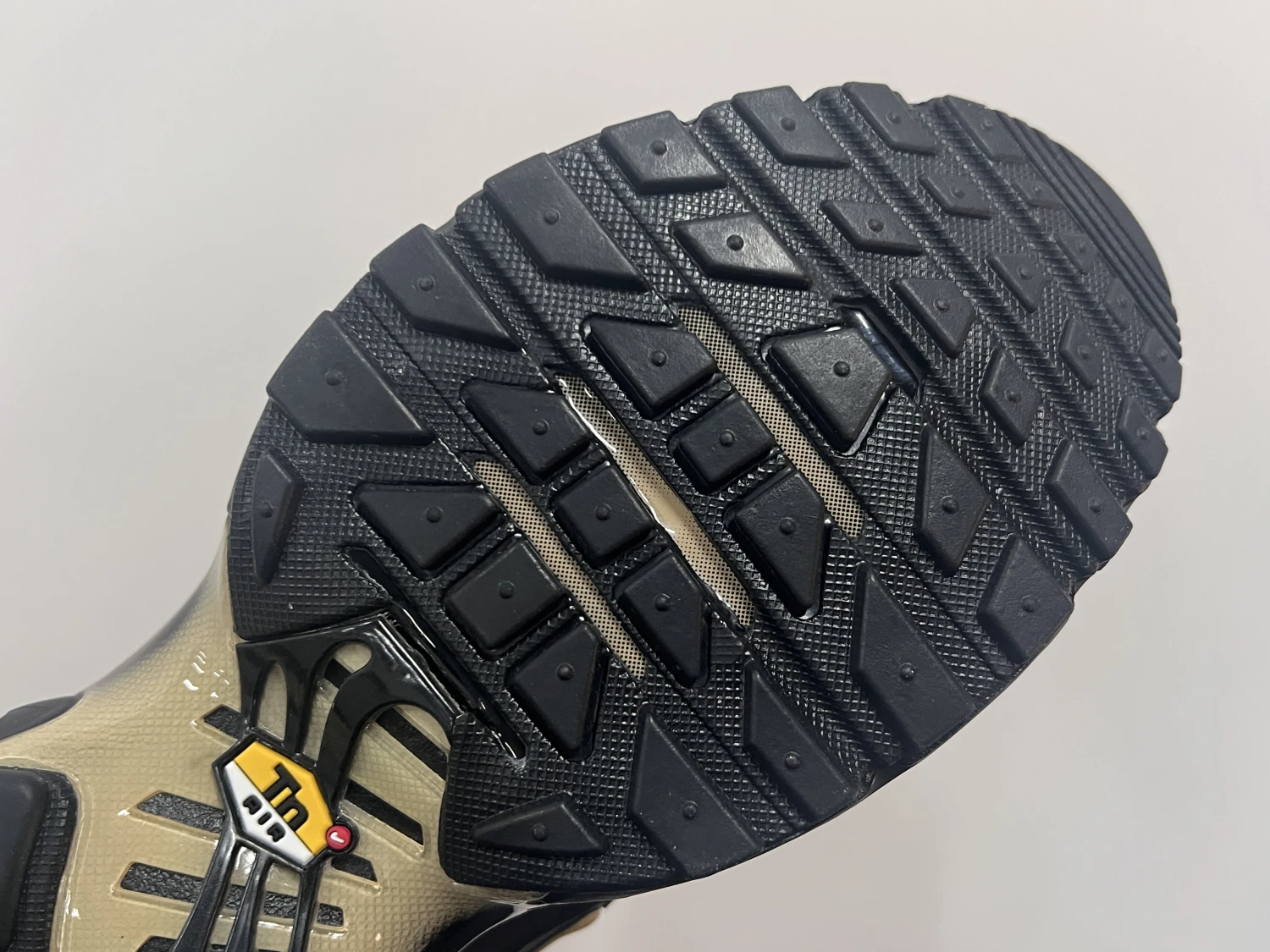 Nike Air Max Plus Hex Grid Sneakers – Premium Black Gold Tuned Air Streetwear Running Shoes
