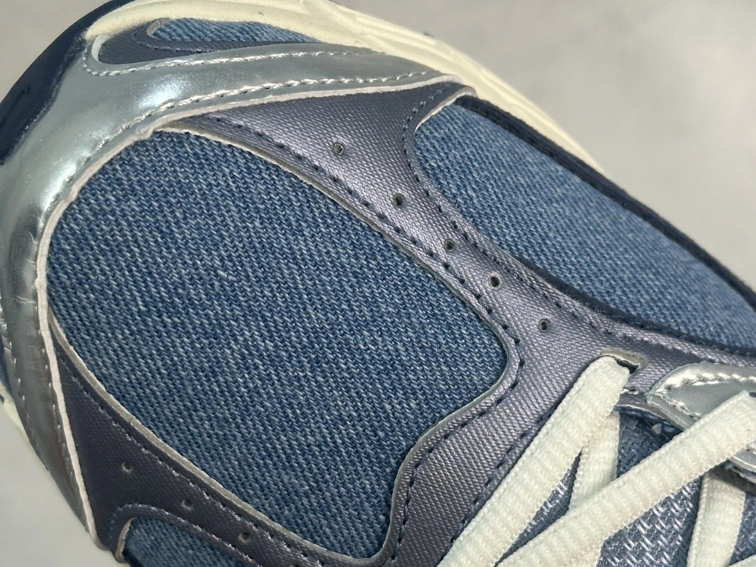 Nike Air Max Moto 2K – Navy Blue, Silver & White