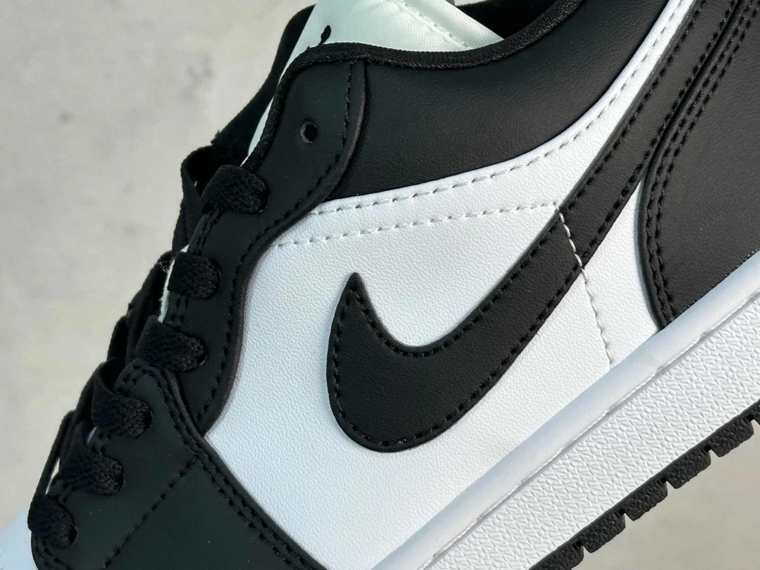Air Jordan Low – Black & White Classic Edition