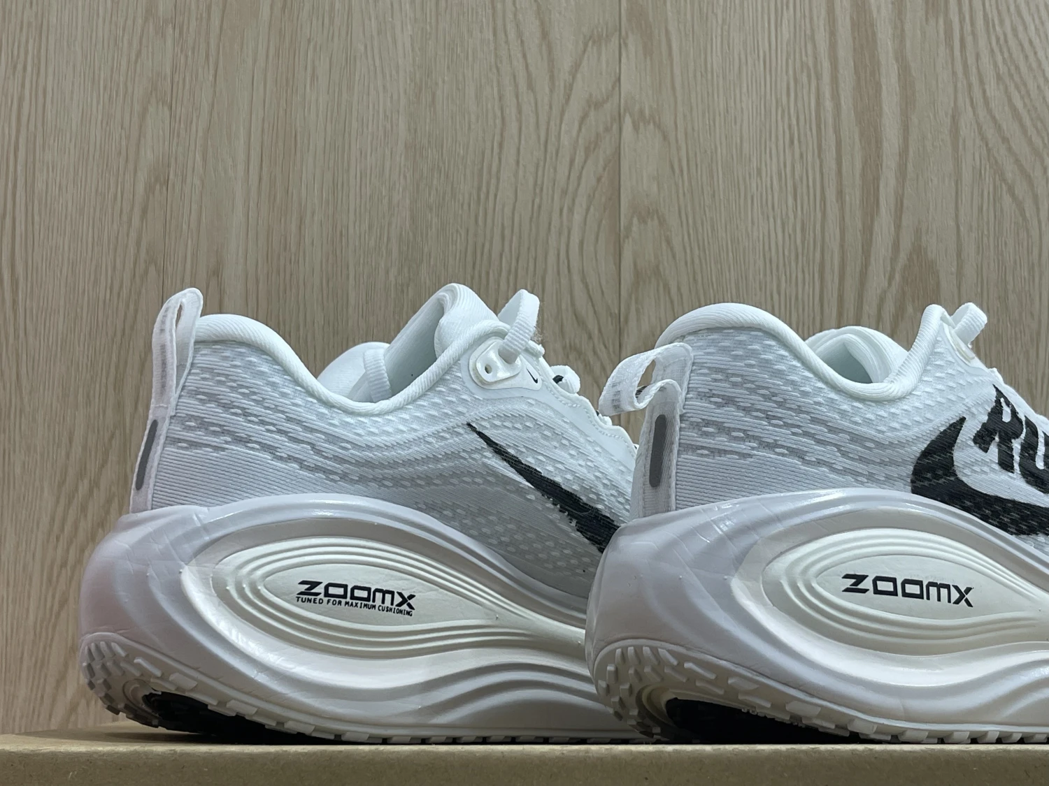 Nike Run Vomero Plus – White / Black