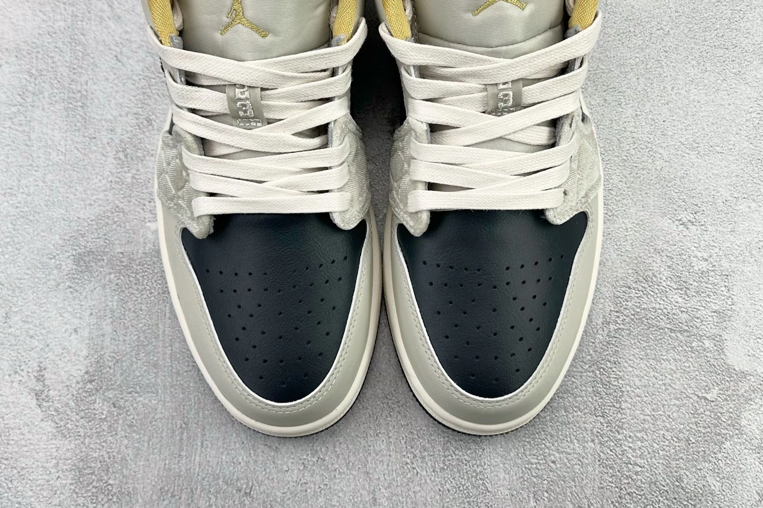 Jordan Low Sneaker – Sail, Black & Gold