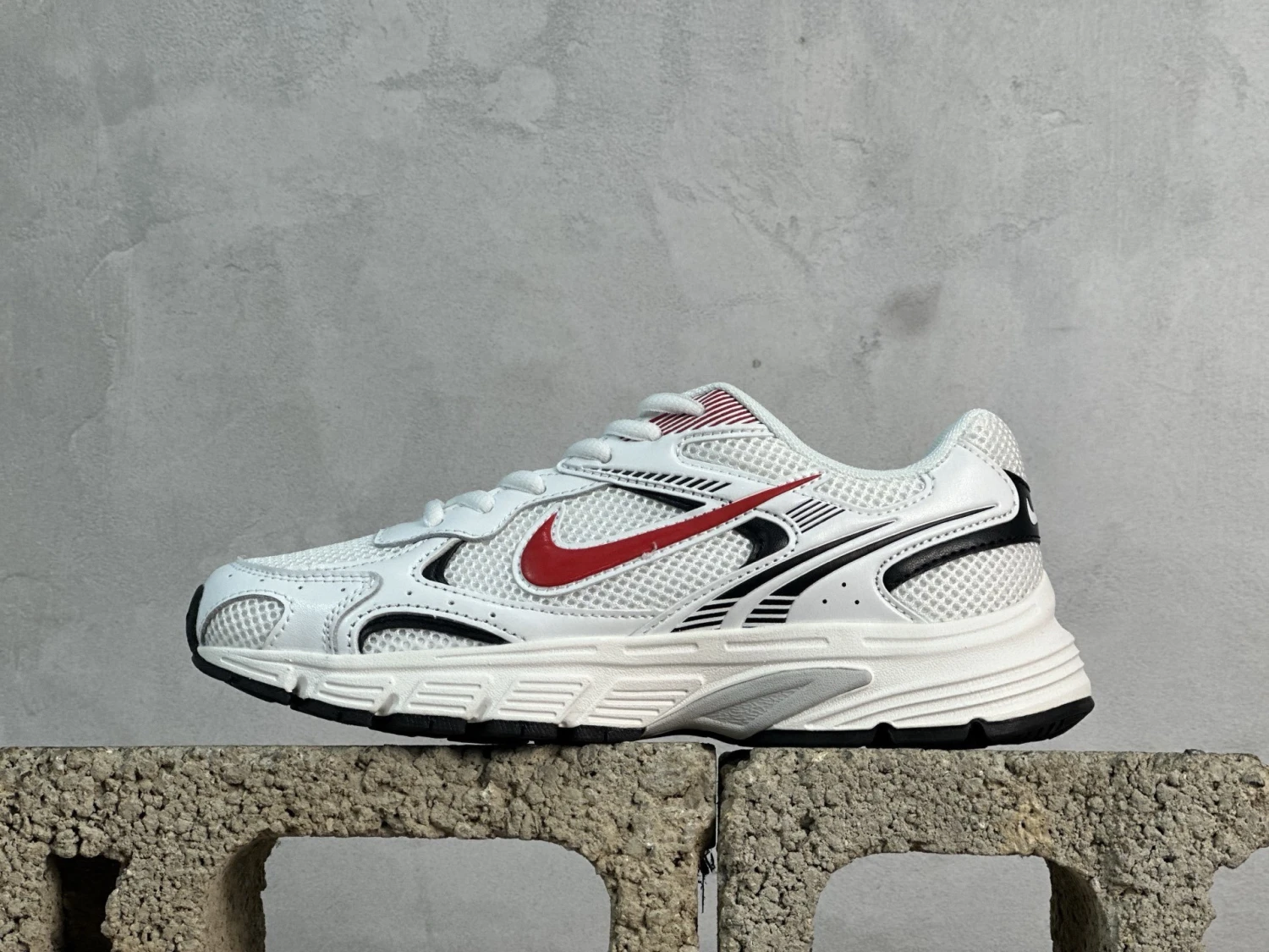 Nike Vomero 20 Sneakers – White, Red & Silver