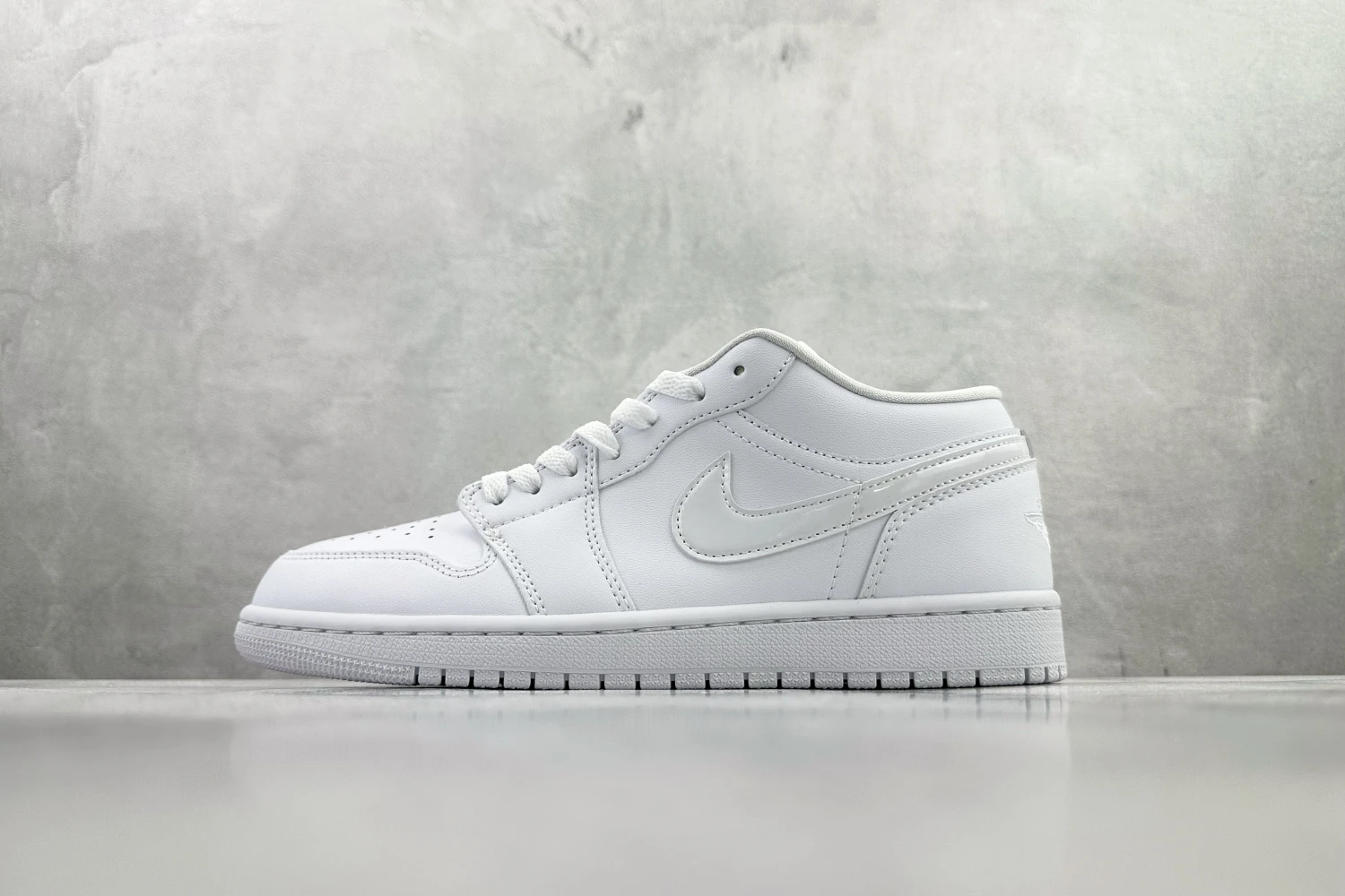 Jordan Low Sneaker – Triple White