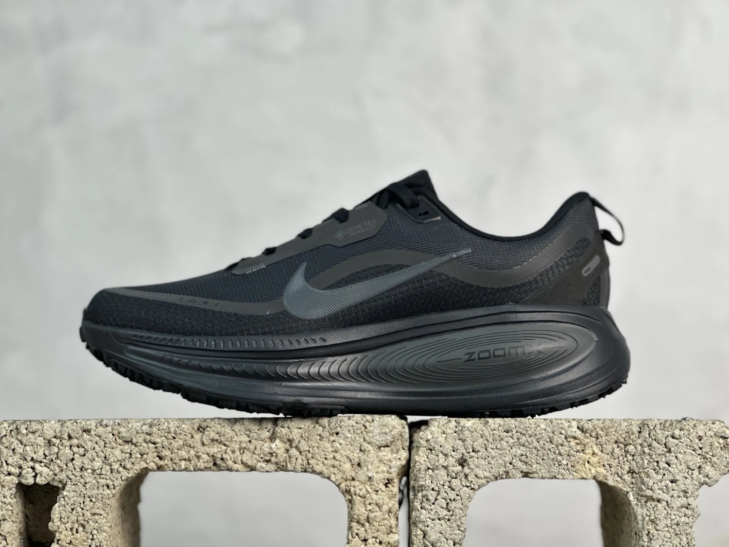 Nike Vomero 18 GORE-TEX – Triple Black