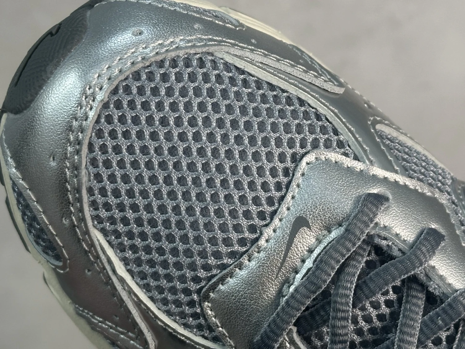 Nike Vomero 20 Sneakers – Metallic Grey