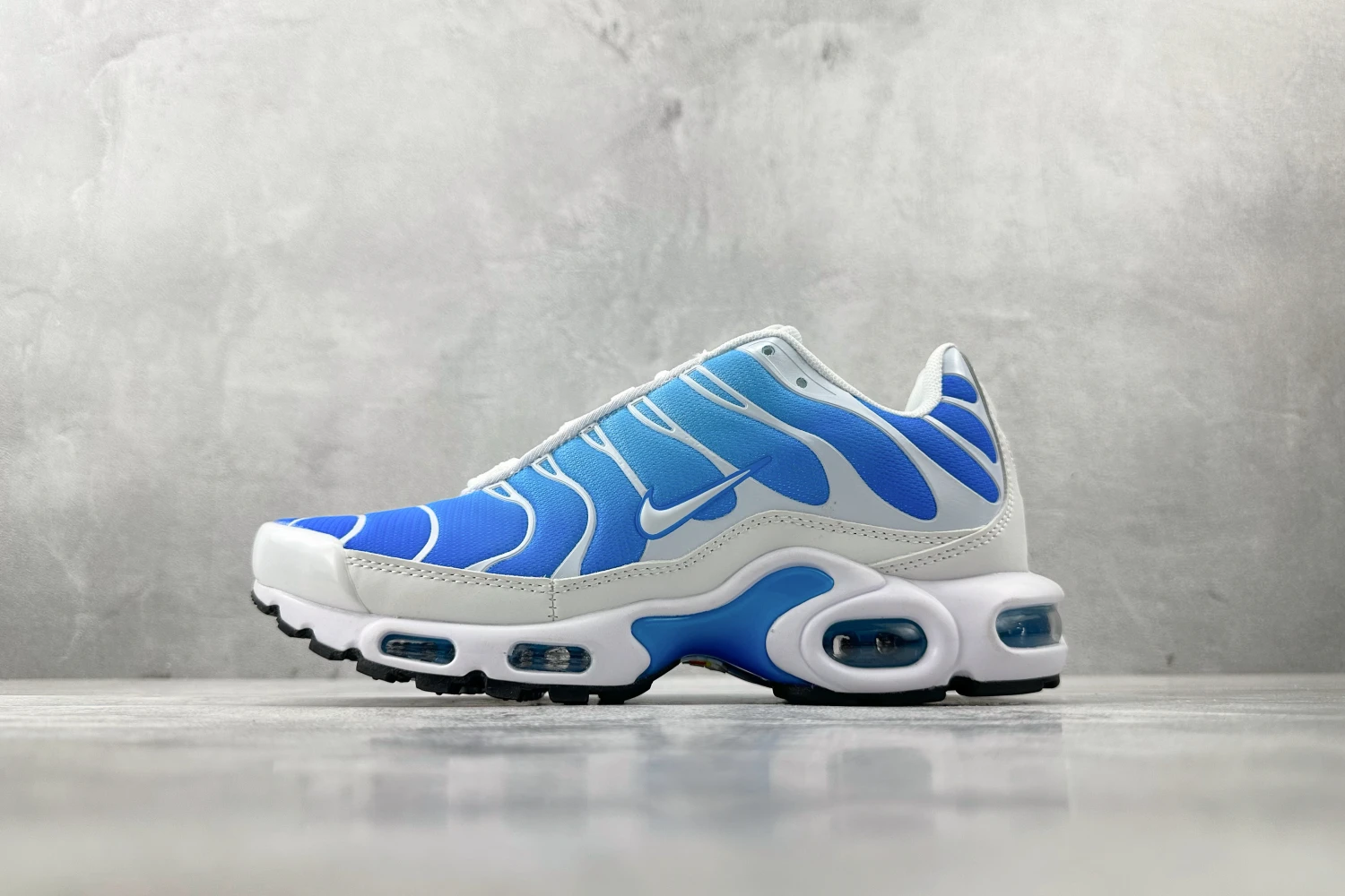 Nike Air Max Plus TN – White / Sky Blue / Royal Blue Gradient