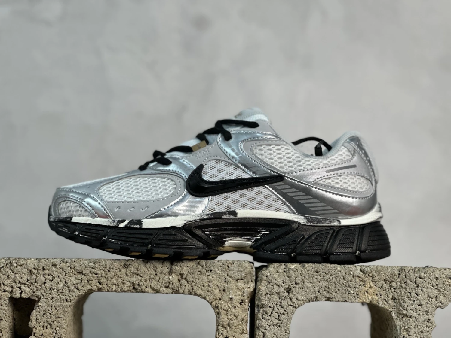 Nike Air Max Moto 2K – White, Metallic Silver & Black Gold
