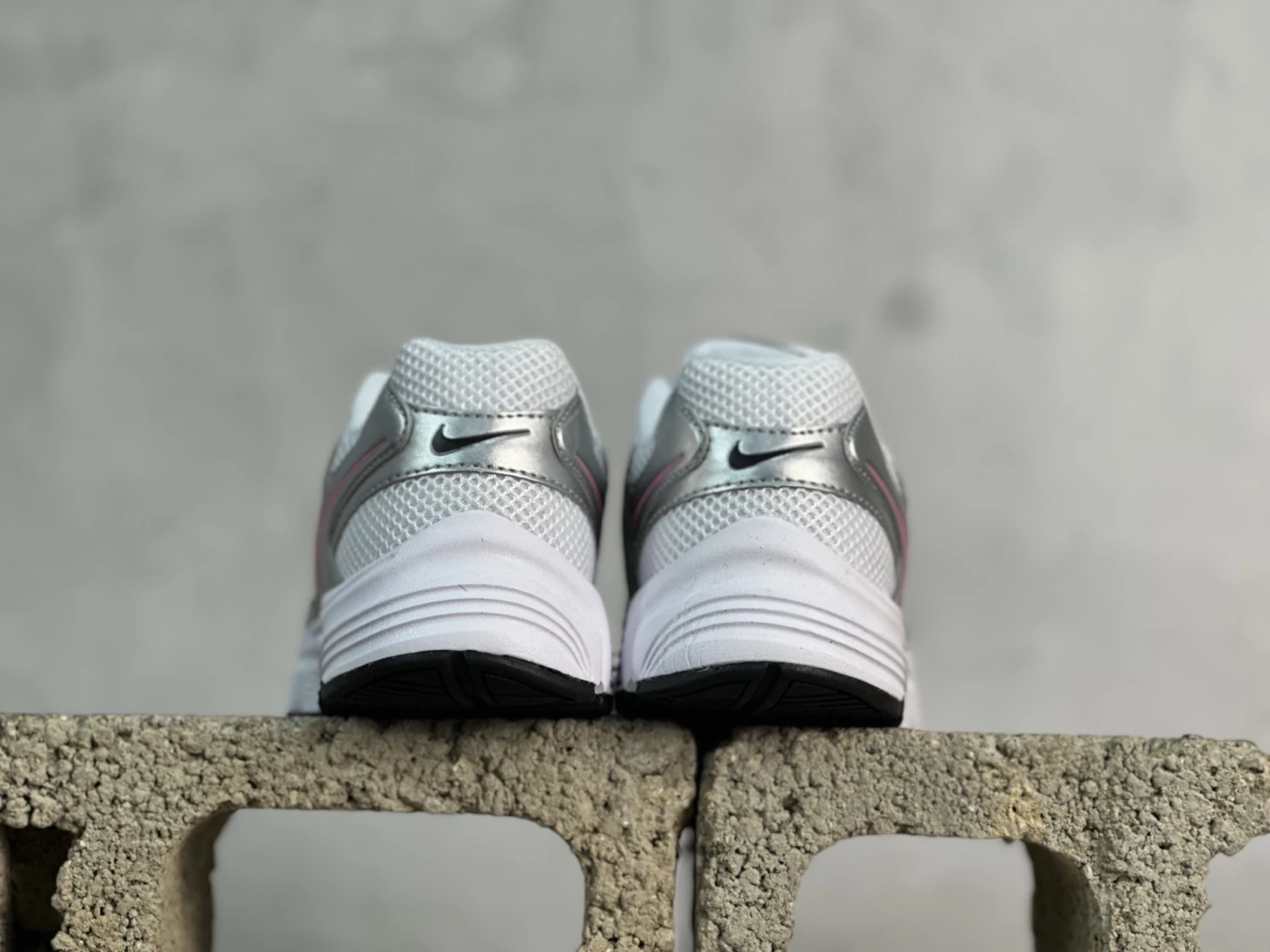 Nike Vomero 20 Running Shoes – White, Pink & Silver