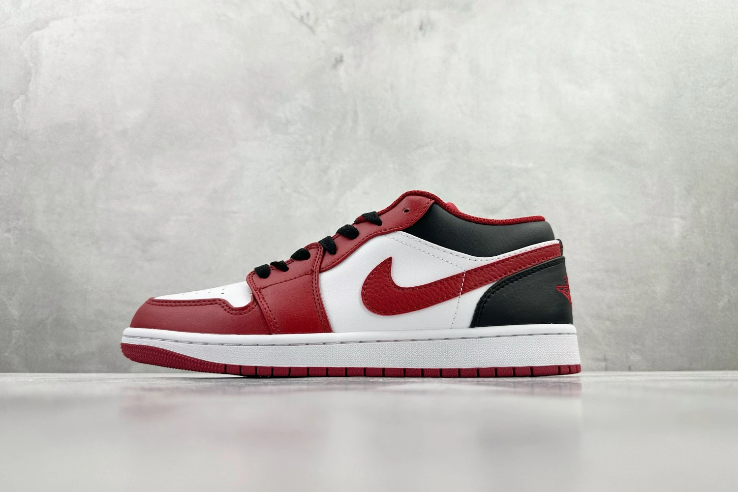 Jordan Low Sneaker – Red, White & Black