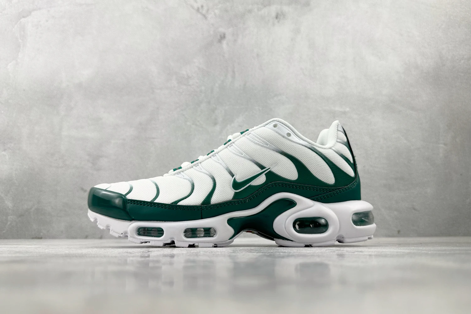 Nike Air Max Plus TN – White / Emerald Green