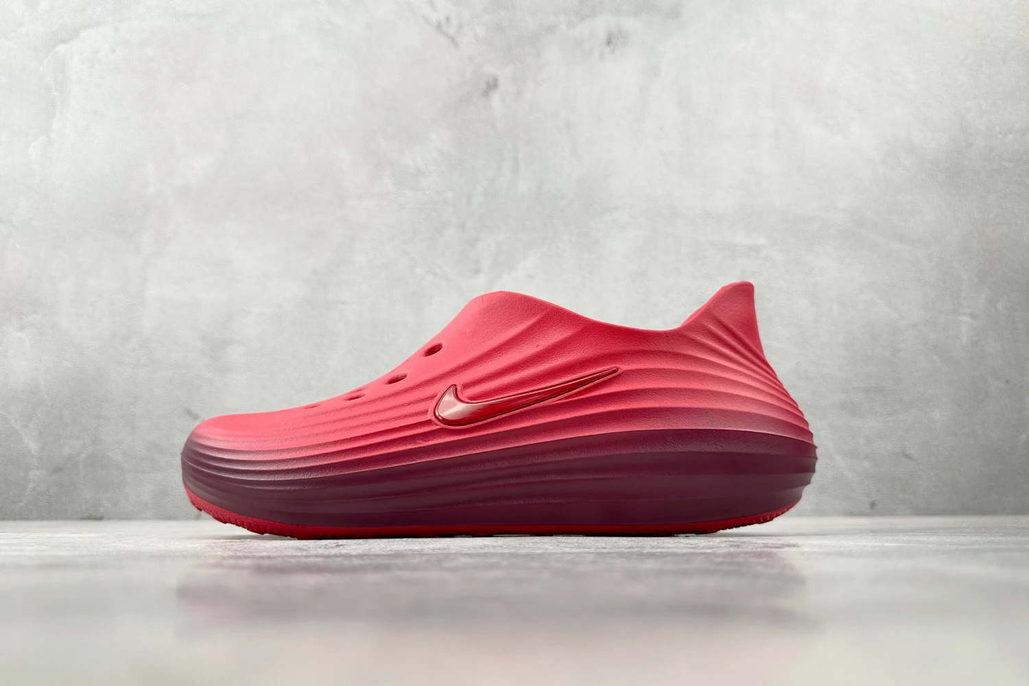 Nike ReactX Clog – Crimson Red