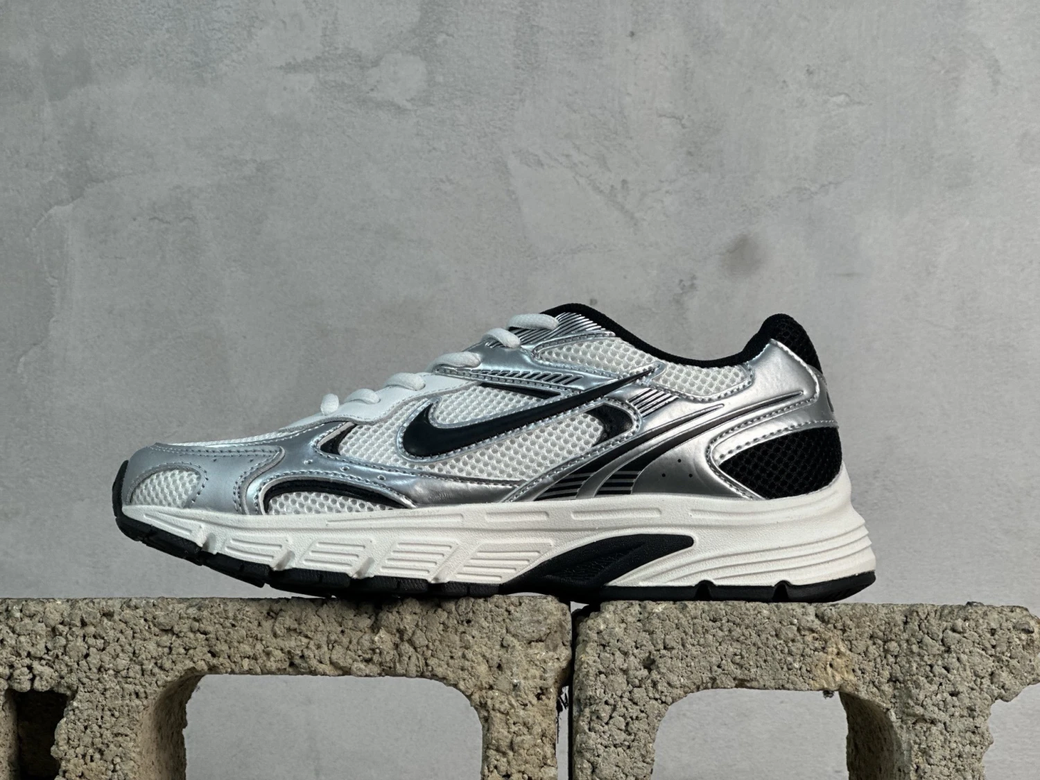 Nike Vomero 20 Sneakers – White, Silver & Black