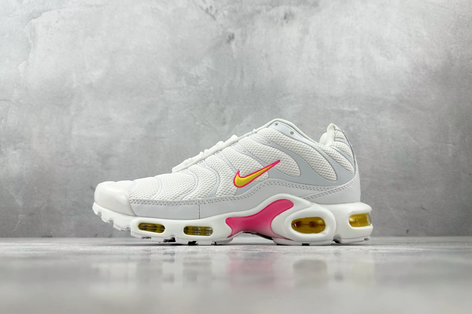 Nike Air Max Plus TN – Triple White / Pink