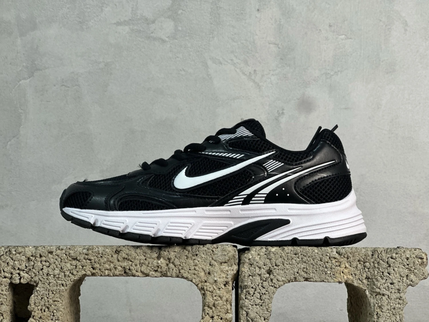 Nike Vomero 20 Sneakers – Black, White & Silver