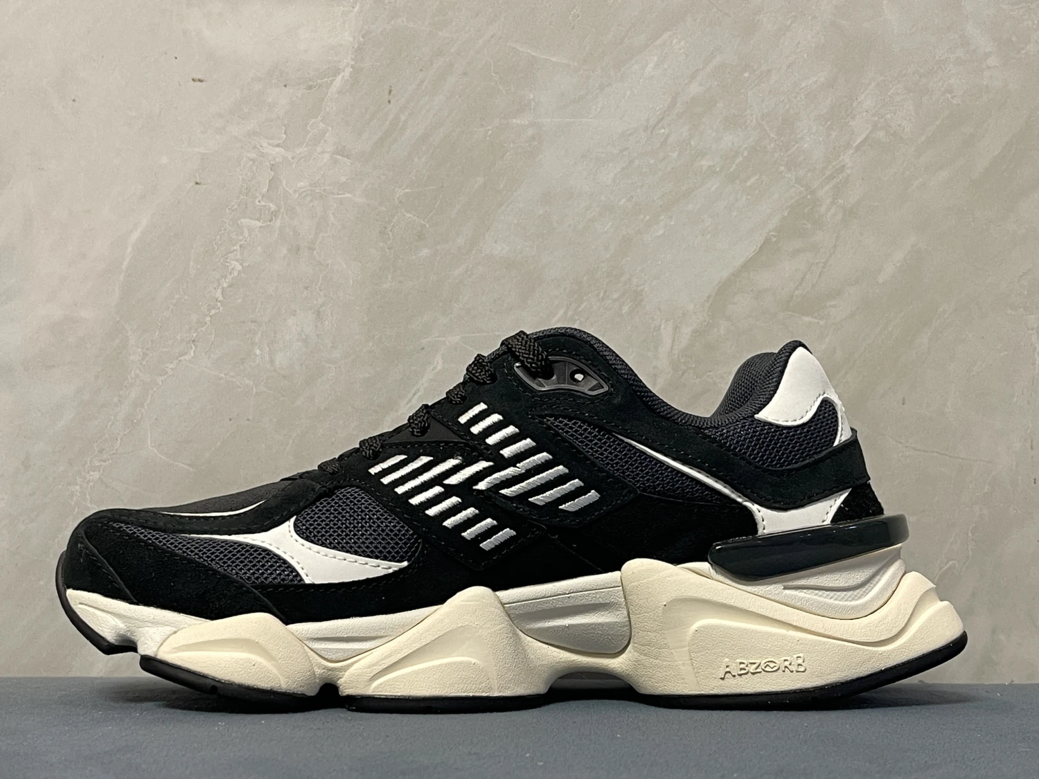 New Balance Black & White Chunky Lifestyle Sneakers – Premium Retro Streetwear Running Shoes