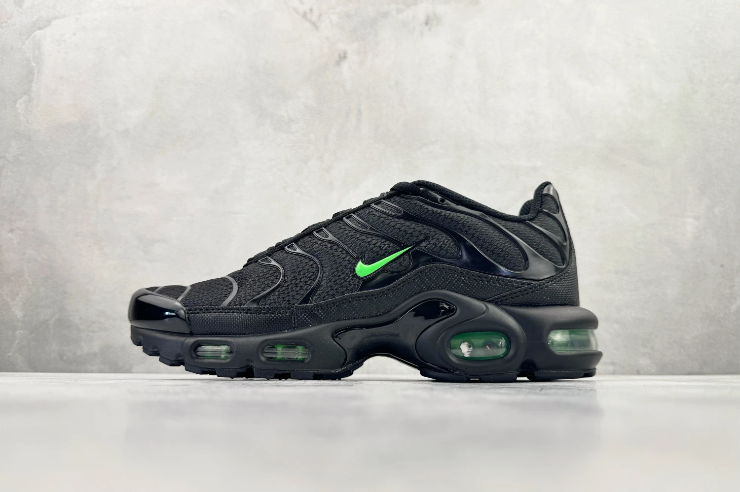 Nike Air Max Plus TN – Triple Black & Volt Green