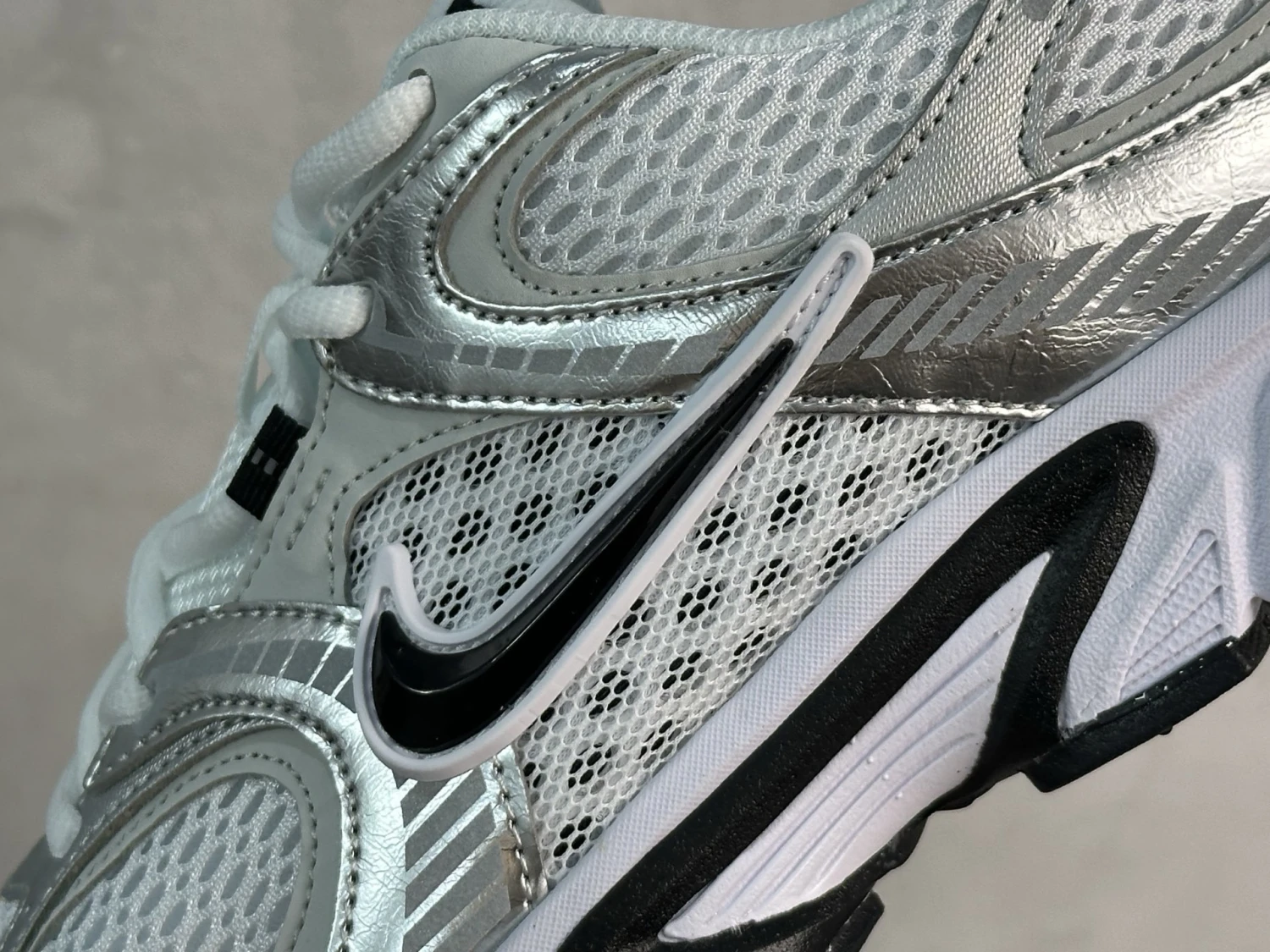 Nike Air Max Moto 2K – White, Silver & Black