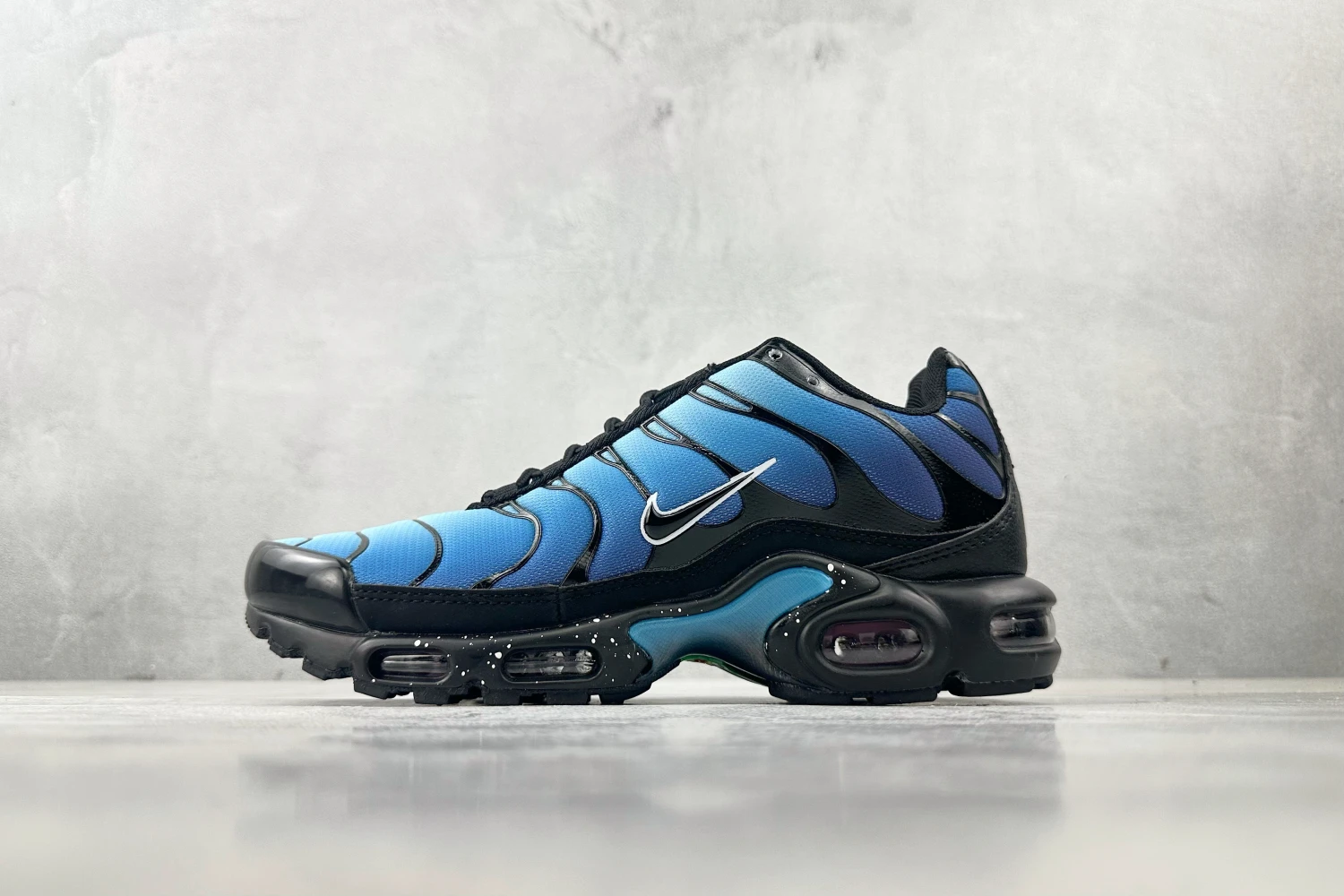 Nike Air Max Plus TN – Sky Blue / Black Gradient