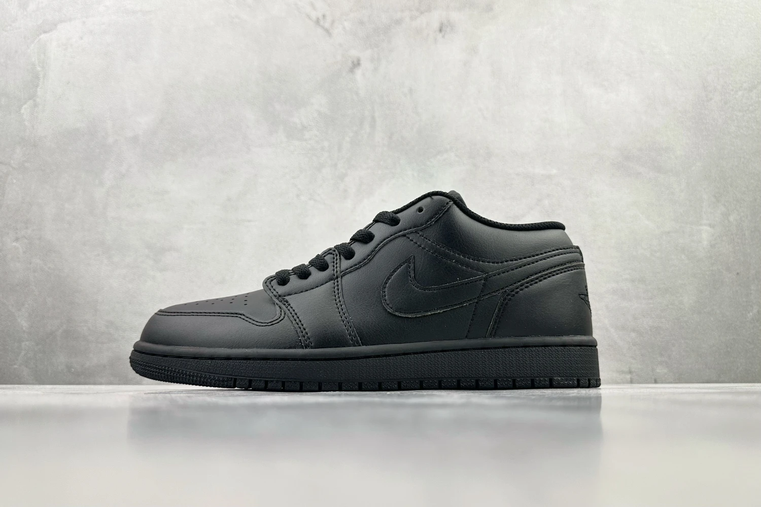 Jordan Low Sneaker – Triple Black