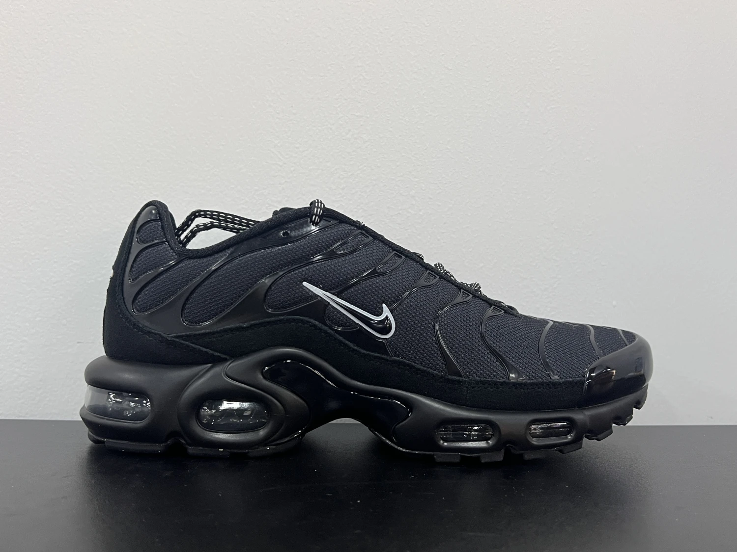 Nike Air Max Plus TN – Black, Royal Blue & Crimson Red Gradient