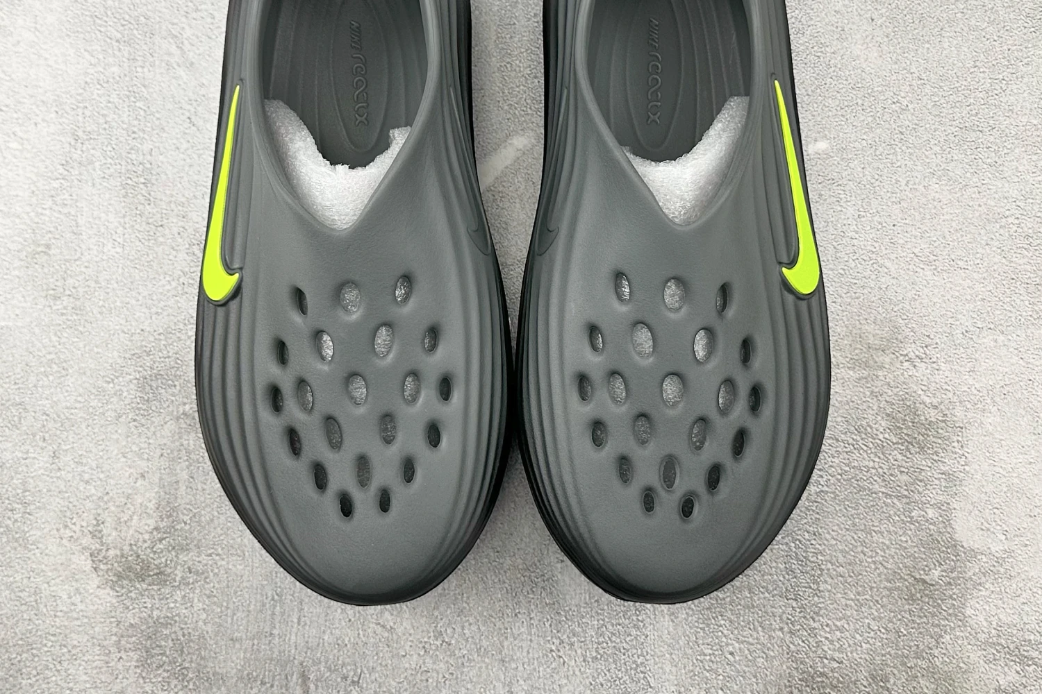 Nike Calm Mule – Dark Grey & Volt Greenni