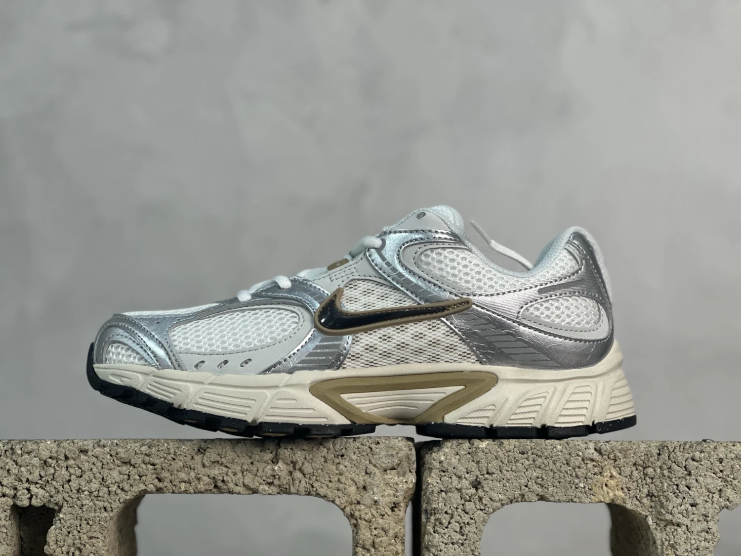 Nike Air Max Moto 2K – White, Metallic Silver & Gold Beige