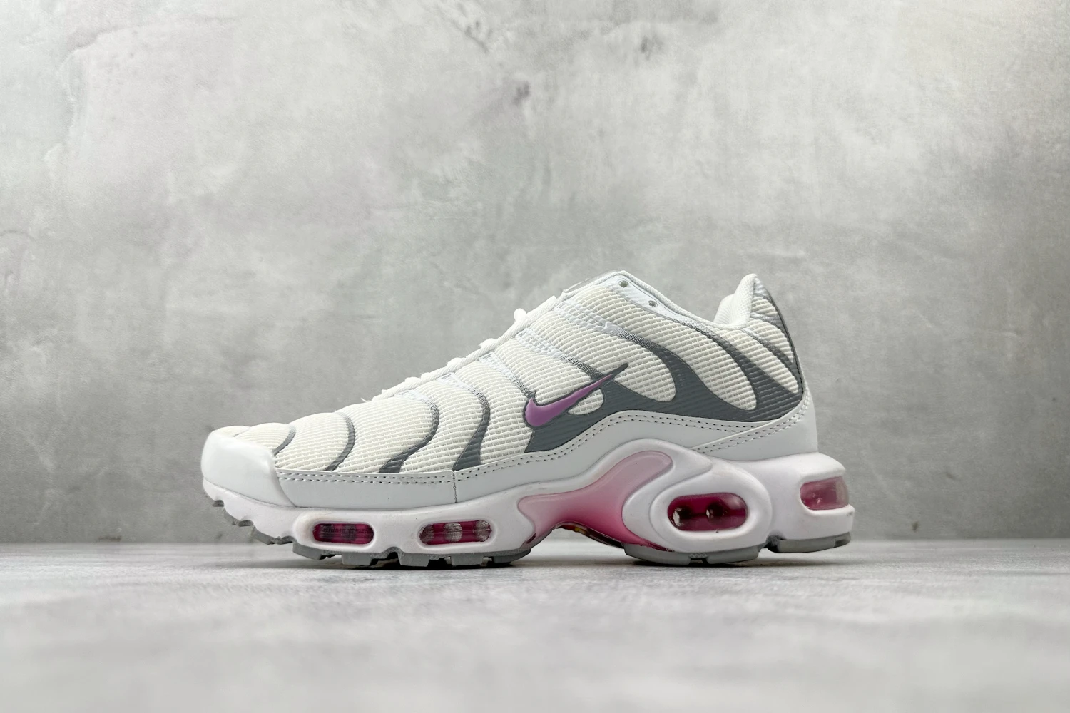 Nike Air Max Plus TN – White / Silver / Pink