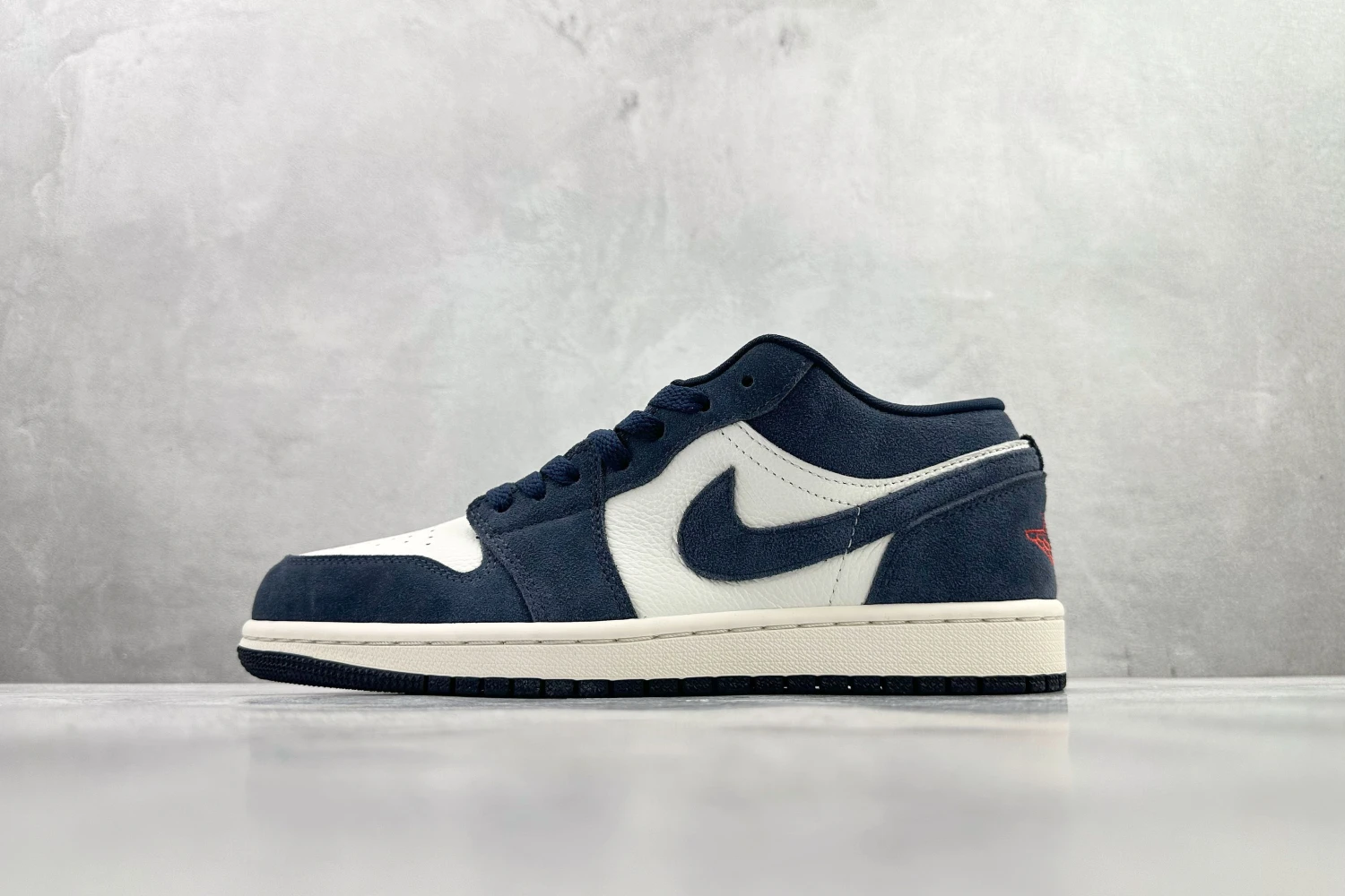 Jordan Low Sneaker – Navy Blue & White