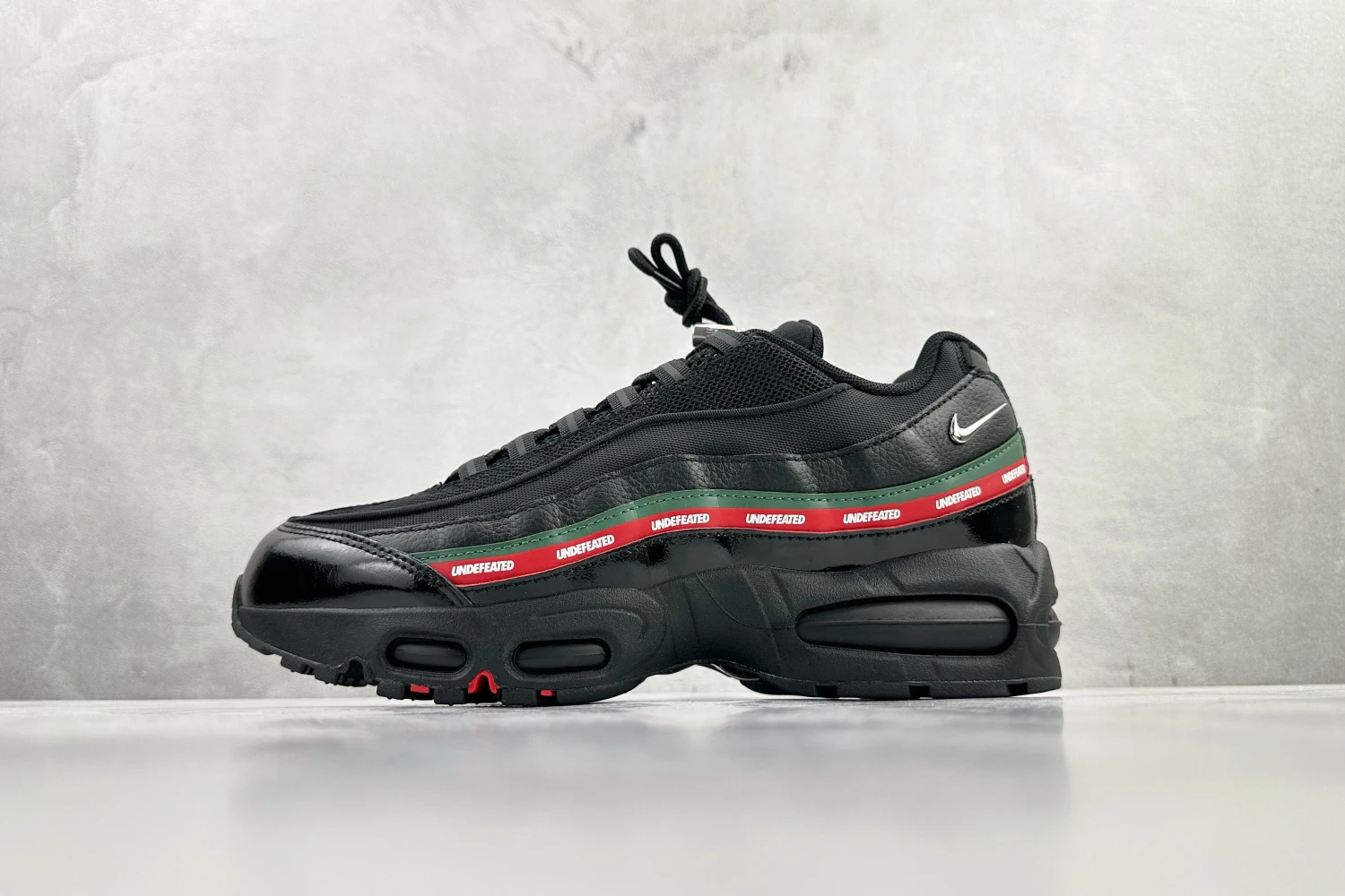 Nike Air Max 95 x Undefeated – Black, Red & Green