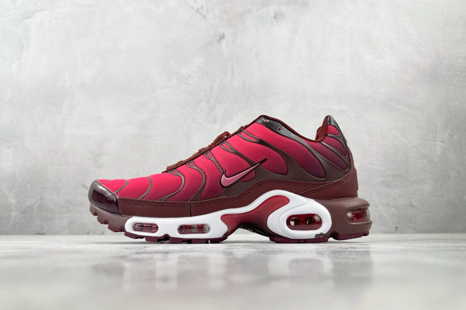 Nike Air Max Plus TN – Crimson Red / Burgundy