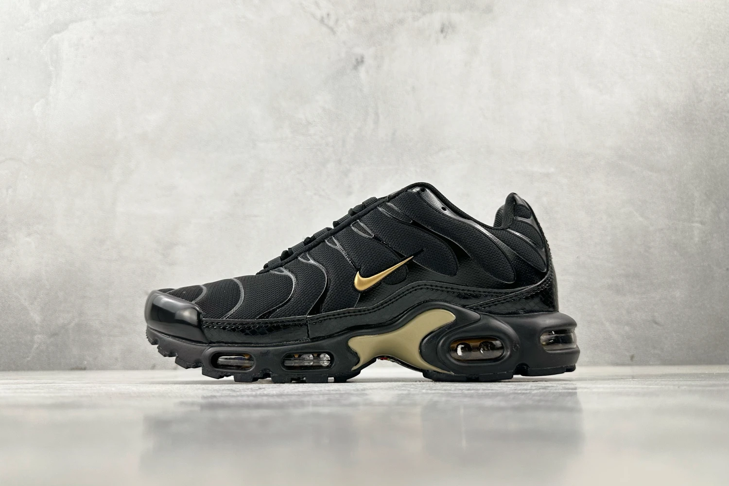 Nike Air Max Plus TN – Triple Black Snakeskin Edition