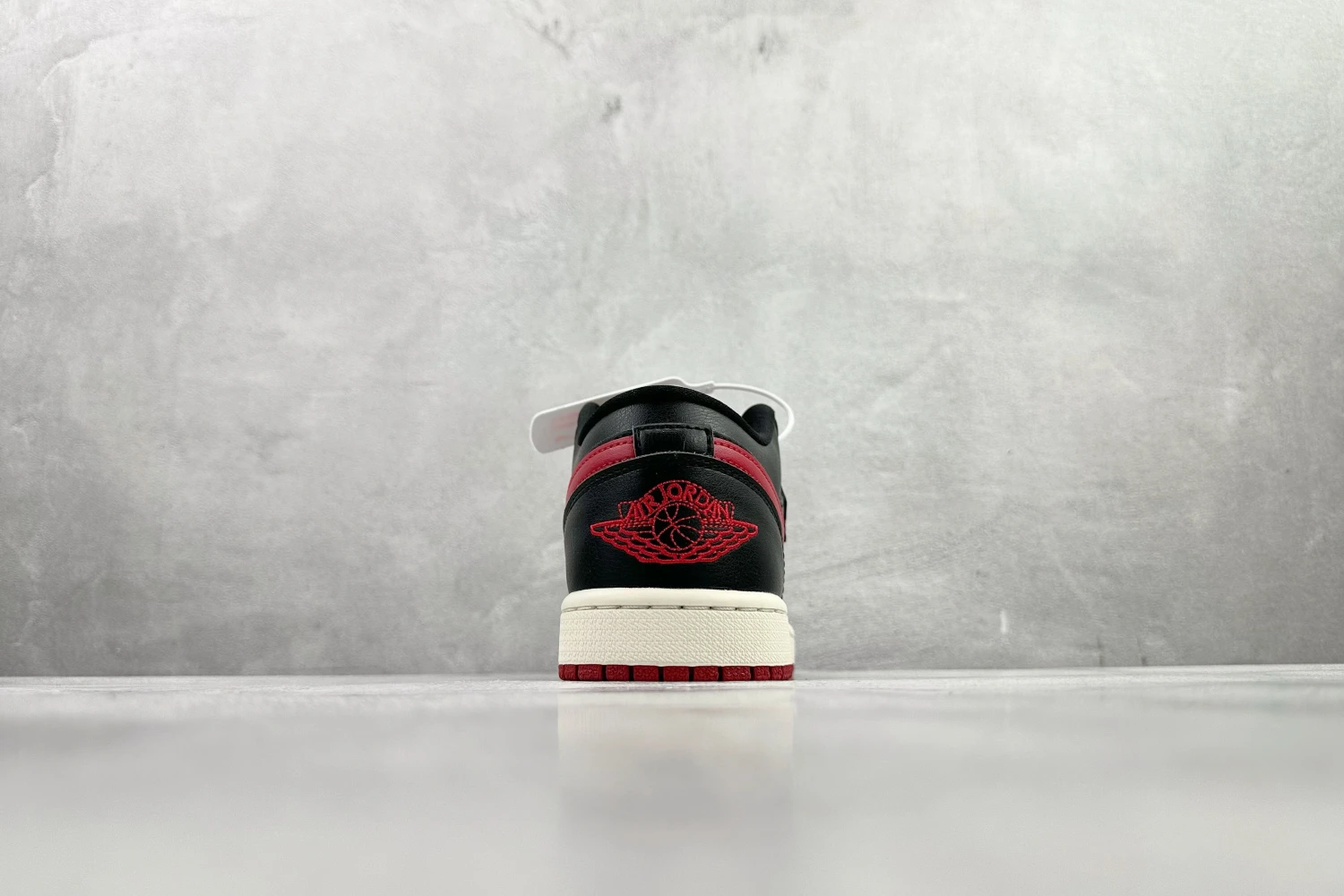 Jordan Low Sneaker – Black & Red