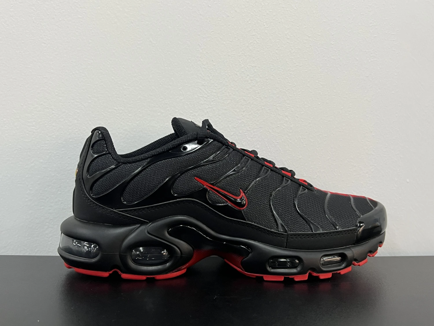 Nike Air Max Plus TN – Black & Crimson Red Gradient