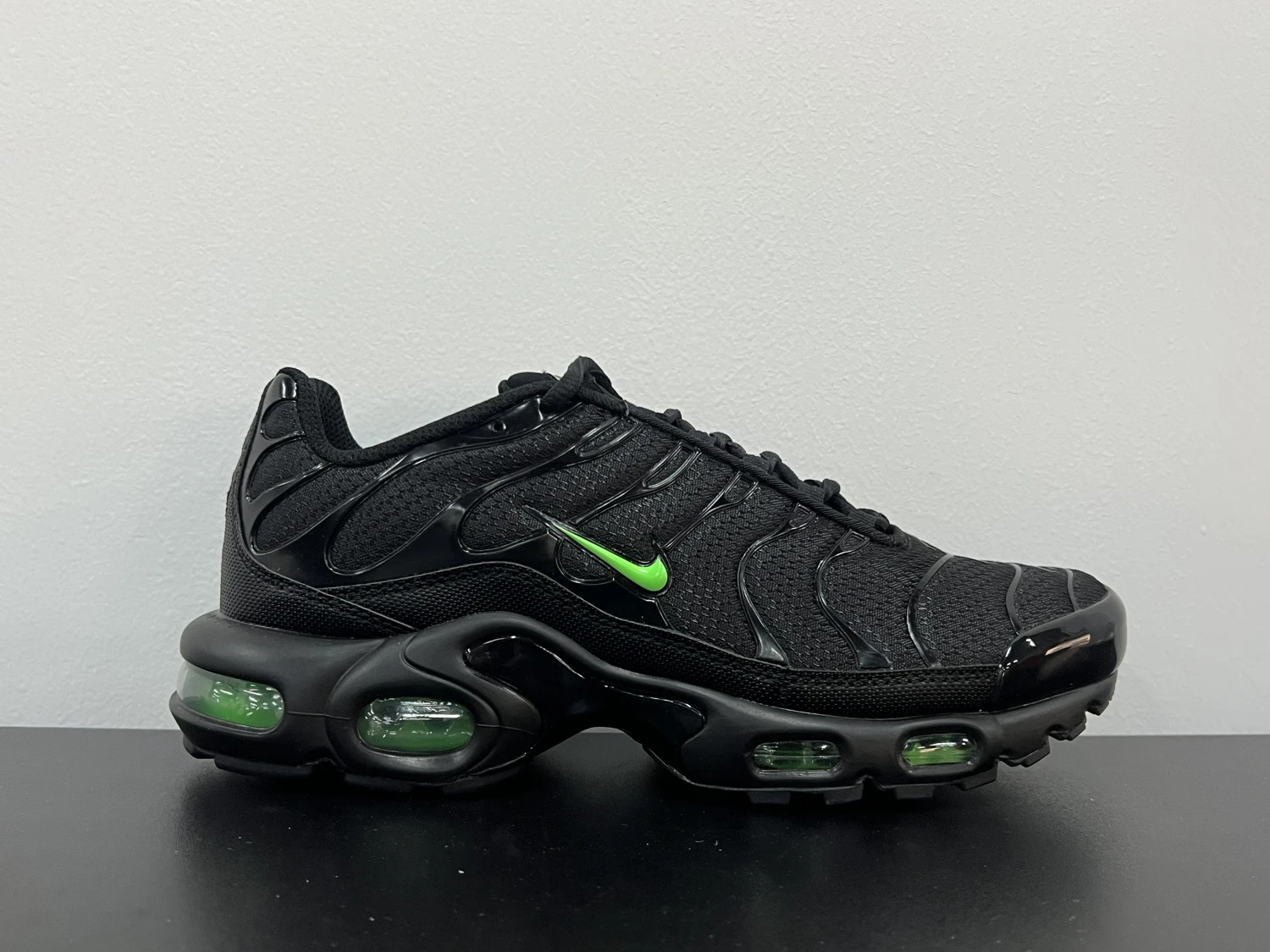 Nike Air Max Plus TN – Triple Black & Volt Green