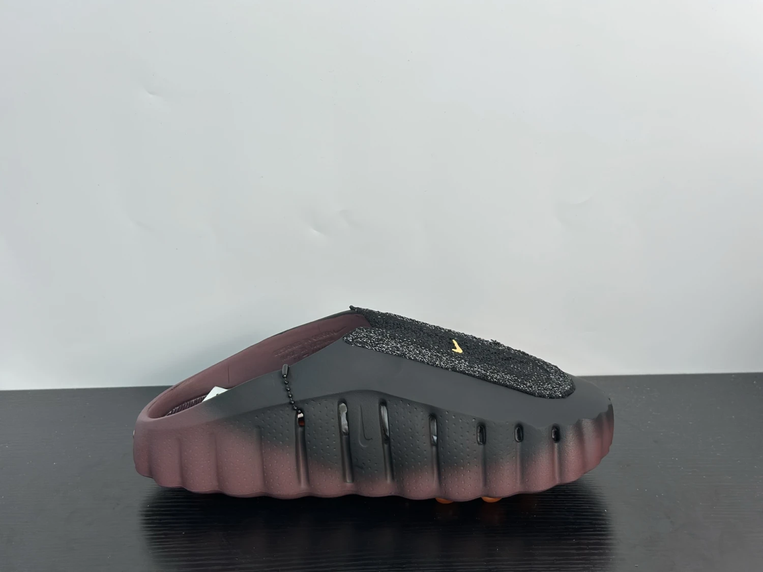 Nike Comfort Slides – Black & Burgundy Gradient