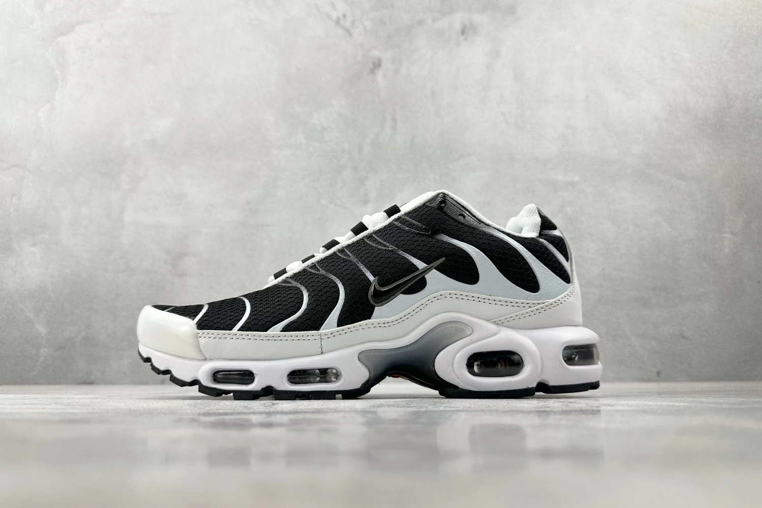 Nike Air Max Plus TN – Black / White