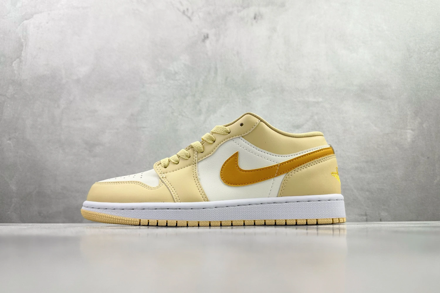 Jordan Low Sneaker – Cream & White