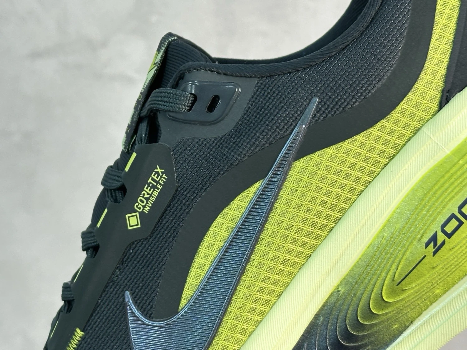 Nike Vomero 18 GORE-TEX – Black & Volt Green